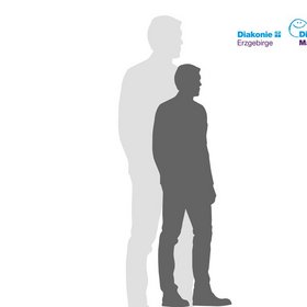 Silhouette zweier stehender Personen, eine hell und eine dunkel, auf weißem Hintergrund.