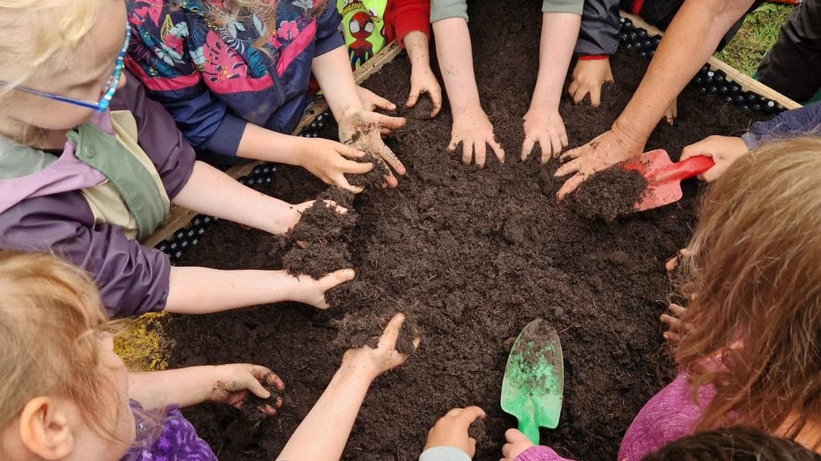 Mit allen Sinnen dabei: Die Kinder erkunden die frische Erde mit ihren Händen und bereiten gemeinsam das Hochbeet für die Bepflanzung vor. Spielerisch erfahren sie, wie Pflanzen wachsen und welche Voraussetzungen sie dafür benötigen. Das gemeinsame Arbeiten fördert Neugier, Teamgeist und die Freude am Entdecken der Natur.
