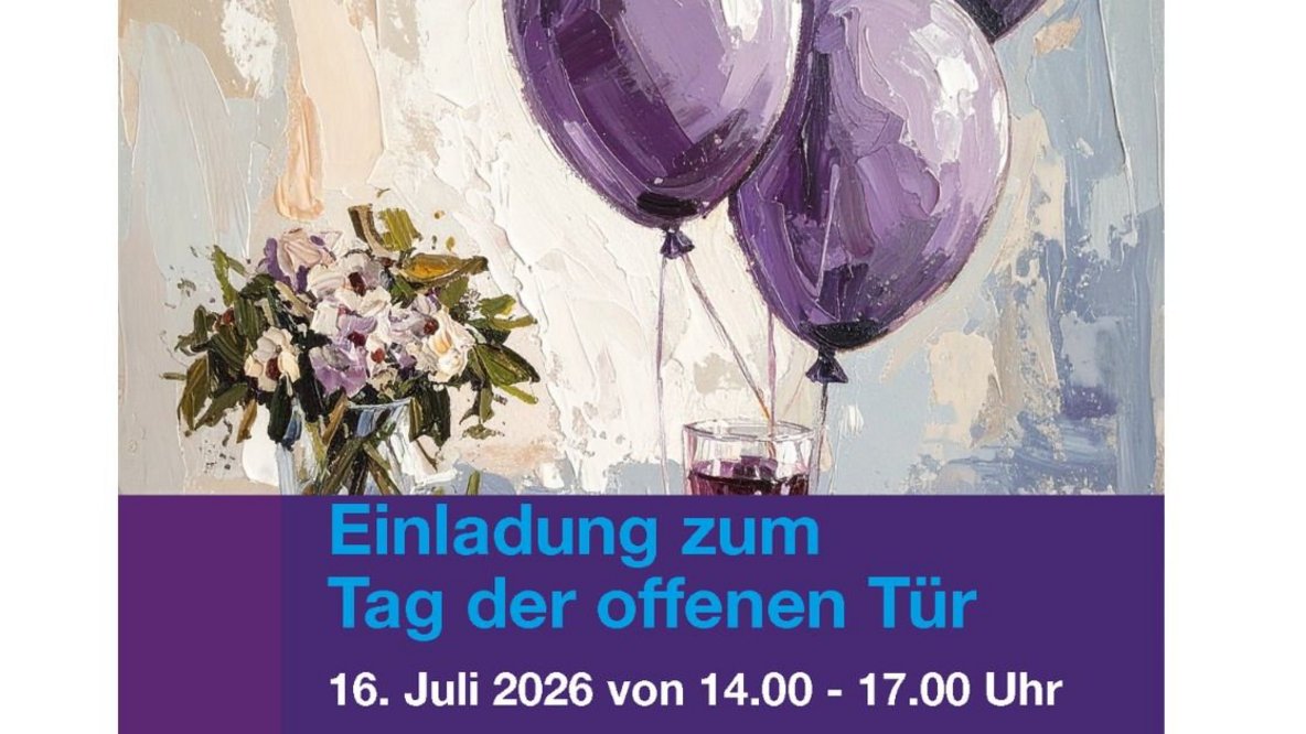 Plakat-Ausschnitt mit gemaltem Stillleben (Blumen, Getränk und violette Luftballons) und dem Titel „Einladung zum Tag der offenen Tür“ sowie Datum 16. Juli 2026, 14:00–17:00 Uhr.