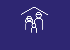 Auf dem Bild sieht man eine Familie. Ein Vater, eine Mutter und ein Kind stehen zusammen. Über ihnen ist ein Dach gezeichnet. Das Bild steht für: Schutz und Hilfe für Familien.