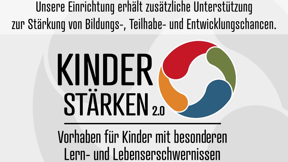 Ein Hinweisschild informiert über das Förderprogramm „Kinder stärken 2.0“ zur Unterstützung von Kindern mit besonderen Lern- und Lebenserschwernissen. Es weist auf zusätzliche Hilfen zur Stärkung von Bildungs-, Teilhabe- und Entwicklungschancen hin. Unten sind die Logos der Europäischen Union und des Freistaats Sachsen als Fördermittelgeber abgebildet.