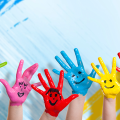 Bunte Kinderhände mit lachenden Gesichtern auf farbigem Hintergrund