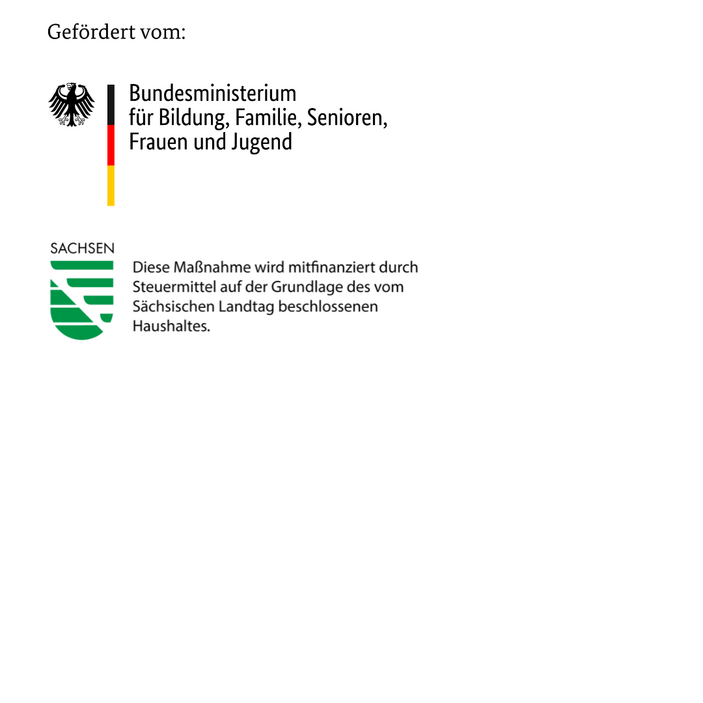Auf weißem Hintergrund sind Förderhinweise abgebildet: das Logo des Bundesministeriums für Bildung, Familie, Senioren, Frauen und Jugend sowie das moderne Sachsen-Signet mit dem Hinweis auf die Mitfinanzierung durch Steuermittel.
