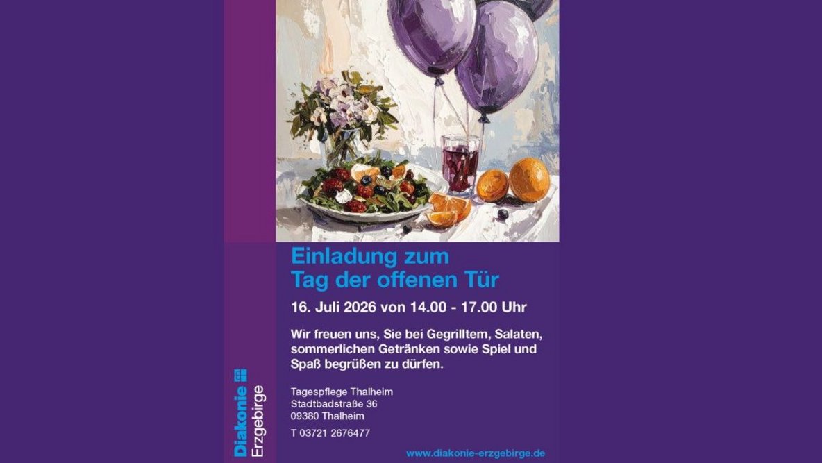 Einladungsplakat der Diakonie Erzgebirge zum „Tag der offenen Tür“ der Tagespflege Thalheim.  Im oberen Bereich ist ein gemaltes Stillleben mit Salat, Obst, Getränk und violetten Luftballons zu sehen. Darunter steht die Einladung für den 16. Juli 2026 von 14:00 bis 17:00 Uhr.  Der Text kündigt Grillen, Salate, sommerliche Getränke sowie Spiel und Spaß an. Unten sind die Adresse der Tagespflege Thalheim in der Stadtbadstraße 36 sowie die Telefonnummer und die Website der Diakonie Erzgebirge angegeben.