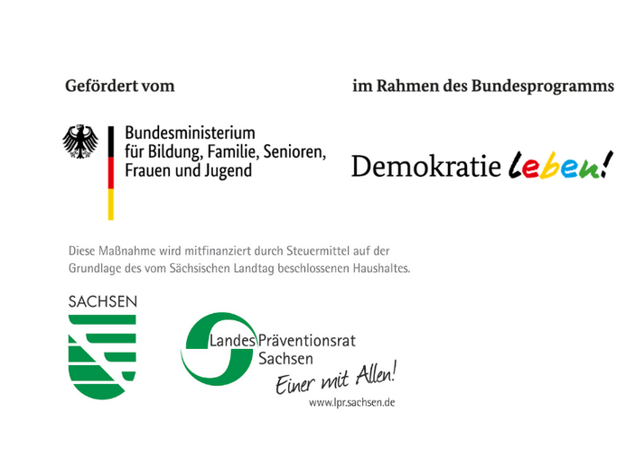 Förderhinweis mit den Logos des Bundesministeriums für Bildung, Familie, Senioren, Frauen und Jugend und des Bundesprogramms „Demokratie leben!“. Darunter befinden sich das Logo des Freistaates Sachsen und das Logo des Landespräventionsrates Sachsen mit dem Hinweis auf die Mitfinanzierung durch Steuermittel des Sächsischen Landtages.