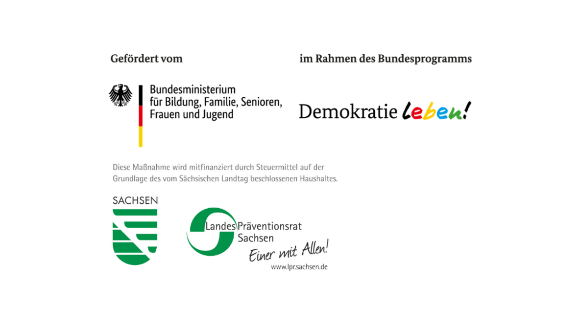 Förderhinweis mit den Logos des Bundesministeriums für Bildung, Familie, Senioren, Frauen und Jugend und des Bundesprogramms „Demokratie leben!“. Darunter befinden sich das Logo des Freistaates Sachsen und das Logo des Landespräventionsrates Sachsen mit dem Hinweis auf die Mitfinanzierung durch Steuermittel des Sächsischen Landtages.