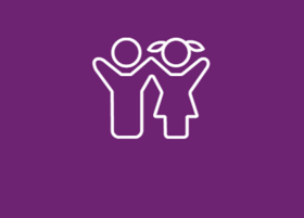 Das Bild zeigt zwei Kinder. Ein Kind hat Zöpfe. Beide Kinder heben die Arme hoch. Das Bild steht für: Spaß, Gemeinschaft und Kinder-Freude.