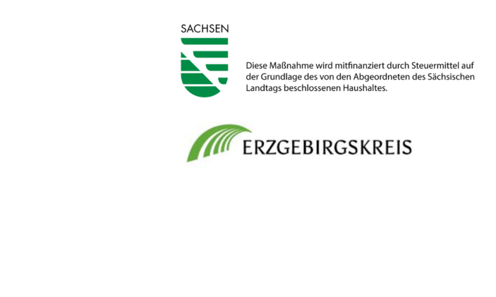 Das Bild zeigt zwei Logos auf weißem Hintergrund.  Oben links befindet sich das grüne Logo des Freistaates Sachsen mit dem Schriftzug „SACHSEN“. Rechts daneben steht der Text: „Diese Maßnahme wird mitfinanziert durch Steuermittel auf der Grundlage des von den Abgeordneten des Sächsischen Landtags beschlossenen Haushaltes.“  Darunter ist das Logo des Erzgebirgskreises zu sehen: ein grünes stilisiertes Hügelmotiv mit Bögen, daneben der Schriftzug „ERZGEBIRGSKREIS“ in schwarzer Großschrift.