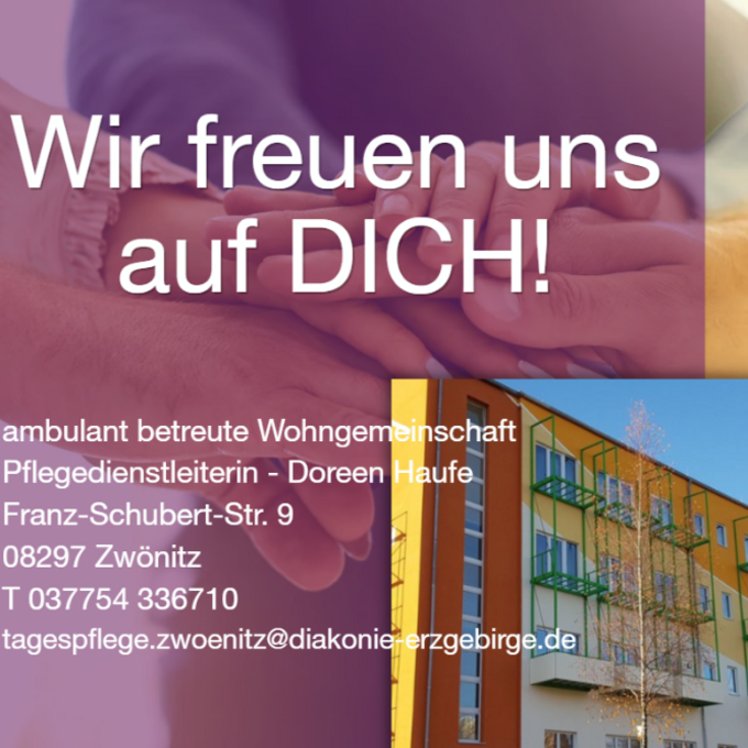 Werbemotiv der Diakonie Erzgebirge mit dem großen Schriftzug „Wir freuen uns auf DICH!“. Im Hintergrund sind mehrere Hände übereinandergelegt als Zeichen von Gemeinschaft.  Darunter stehen die Kontaktdaten der ambulant betreuten Wohngemeinschaft in Zwönitz mit Adresse, Telefonnummer und E-Mail. Rechts unten ist ein Foto eines modernen Wohngebäudes zu sehen.