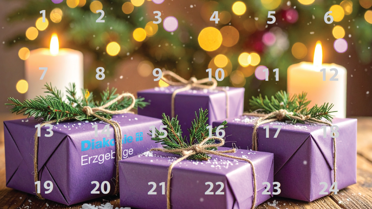 Das Bild zeigt einen weihnachtlich dekorierten Adventskalender. Im Vordergrund liegen mehrere lilafarbene, rechteckige Geschenke, die mit Naturkordel und kleinen grünen Tannenzweigen verziert sind. Auf einem der Geschenke steht der Schriftzug „Diakonie Erzgebirge“. Über den Geschenken sind die Zahlen von 1 bis 24 verteilt, wie bei einem klassischen Adventskalender.  Links und rechts brennen je eine weiße Kerze. Auf dem hölzernen Untergrund liegen kleine Dekorationselemente, darunter Schneeflocken aus Holz und feiner künstlicher Schnee.  Im Hintergrund sind unscharfe, warm leuchtende Weihnachtslichter zu sehen, die ein festliches und gemütliches Ambiente erzeugen. Oben links steht der Hashtag „#DubistdasbesteGeschenk“.