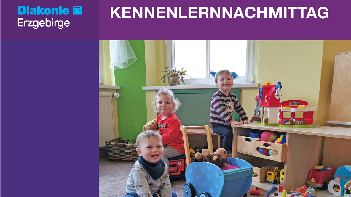 Plakat der Diakonie Erzgebirge mit der Überschrift „Kennenlernnachmittag“. Drei Kleinkinder spielen fröhlich in einem hellen Gruppenraum mit Spielzeug, Bauklötzen und Spielküche.