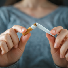 Eine Person zerbricht eine Zigarette