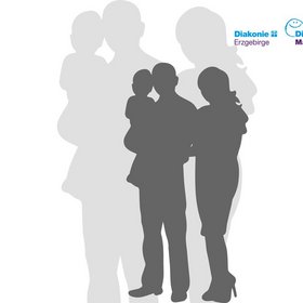 Silhouette einer Familie mit zwei Erwachsenen und zwei Kindern auf weißem Hintergrund