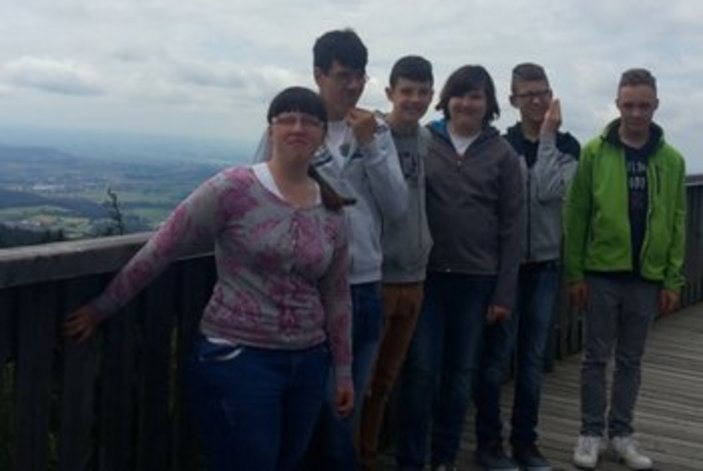 Gruppe von Kindern und Jugendlichen aus dem Heim Eibenstock genießt gemeinsam einen Ausflug mit Aussicht