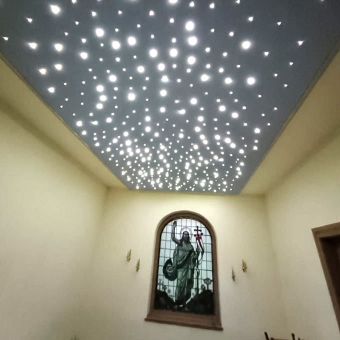 Raum mit beleuchteter Decke in Sternenhimmeloptik und Fenster