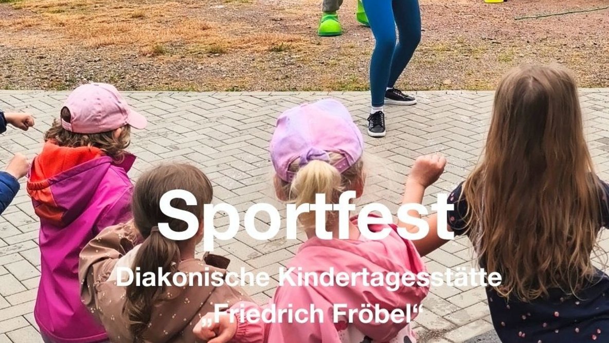 Mit viel Begeisterung machen die Kinder bei einer gemeinsamen Bewegungsaktion mit. Unter Anleitung einer Trainerin und gemeinsam mit dem Maskottchen des Kreissportbundes werden spielerisch verschiedene Übungen ausprobiert. Die Aktion verbindet Bewegung, Spaß und Gemeinschaft und motiviert die Kinder, aktiv zu sein und Neues auszuprobieren.