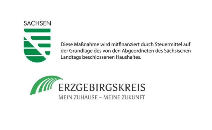 Förderhinweis mit den Logos des Freistaates Sachsen und des Erzgebirgskreises. Die Maßnahme wird mit Steuermitteln auf Grundlage des vom Sächsischen Landtag beschlossenen Haushaltes mitfinanziert.