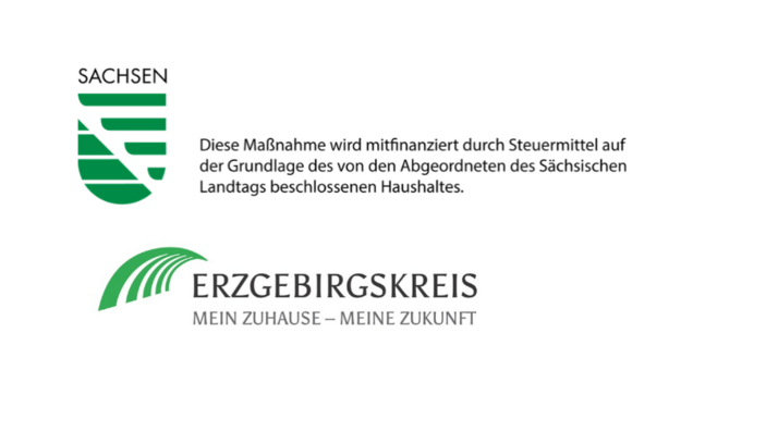 Förderhinweis mit den Logos des Freistaates Sachsen und des Erzgebirgskreises. Die Maßnahme wird mit Steuermitteln auf Grundlage des vom Sächsischen Landtag beschlossenen Haushaltes mitfinanziert.