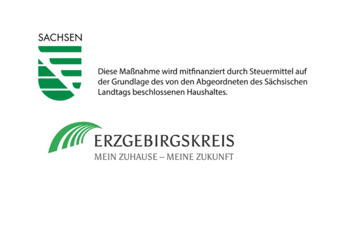 Förderhinweis mit den Logos des Freistaates Sachsen und des Erzgebirgskreises. Die Maßnahme wird mit Steuermitteln auf Grundlage des vom Sächsischen Landtag beschlossenen Haushaltes mitfinanziert.