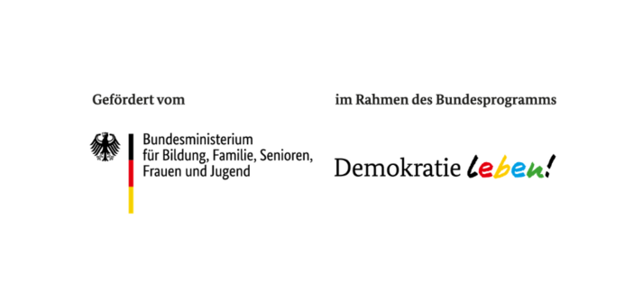 Die Grafik zeigt die Förderkennzeichnung des Bundesprogramms „Demokratie leben!“. Links ist das Logo des Bundesministeriums für Bildung, Familie, Senioren, Frauen und Jugend mit dem Hinweis „Gefördert vom“ zu sehen, rechts der Schriftzug „im Rahmen des Bundesprogramms Demokratie leben!“.