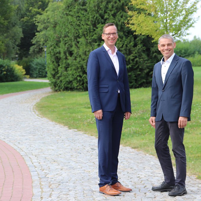 Die Vorstände Prof. Dr. Volker Weber und Karsten Wilhelm im Kurpark in Bad Schlema