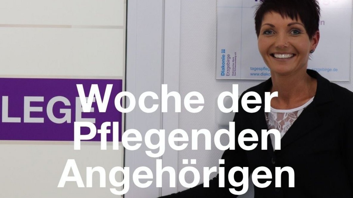 Mitarbeiterin begrüßt vor Eingang zur Tagespflege-Einrichtung