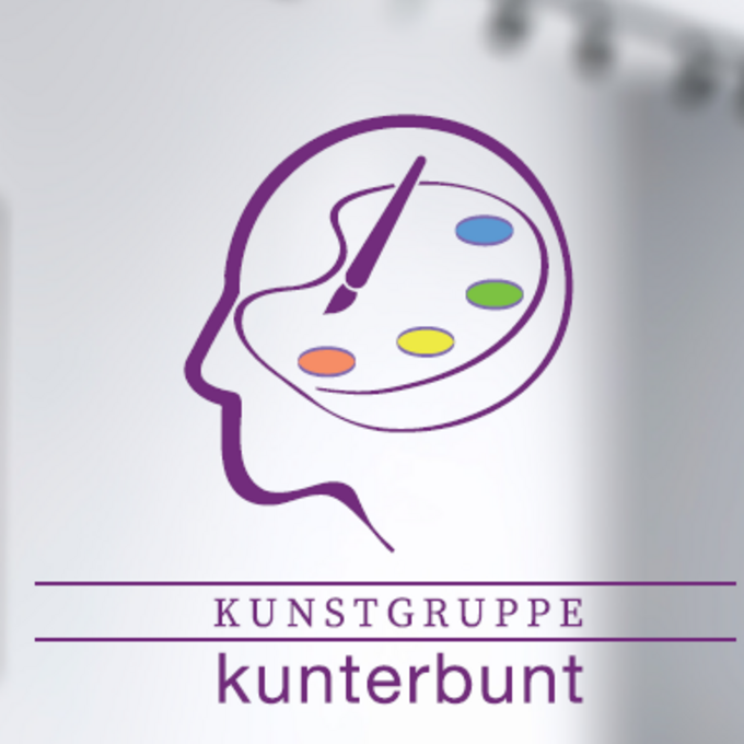 n einer modernen Galerie hängen drei farbenfrohe, abstrakte Gemälde in schwarzen Rahmen an einer weißen Wand, rechts daneben befindet sich das Logo der „Kunstgruppe kunterbunt“ mit einer stilisierten Künstlerpalette in einem lilafarbenen Profilkopf.