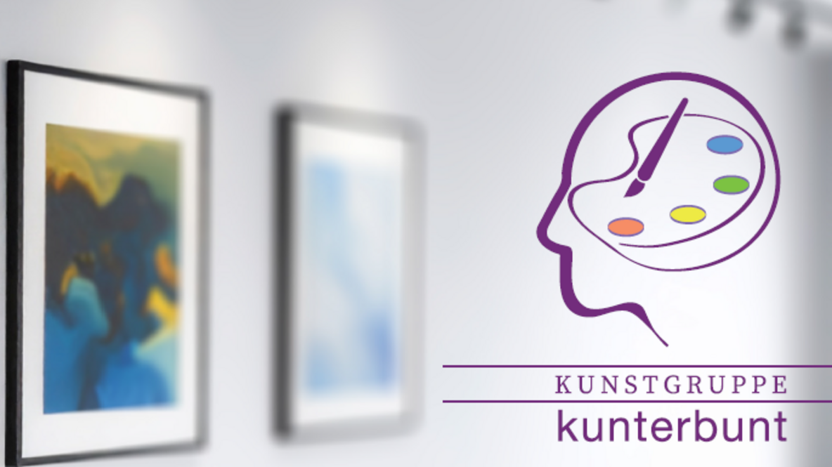 n einer modernen Galerie hängen drei farbenfrohe, abstrakte Gemälde in schwarzen Rahmen an einer weißen Wand, rechts daneben befindet sich das Logo der „Kunstgruppe kunterbunt“ mit einer stilisierten Künstlerpalette in einem lilafarbenen Profilkopf.