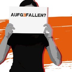 Person hält Schild mit Aufschrift „Aufgefallen?“ vor orangefarbenem Hintergrund