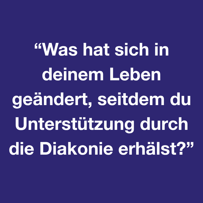 Grafik mit violettem Hintergrund und weißer Schrift. In der Mitte steht die Frage: „Was hat sich in deinem Leben geändert, seitdem du Unterstützung durch die Diakonie erhältst?“