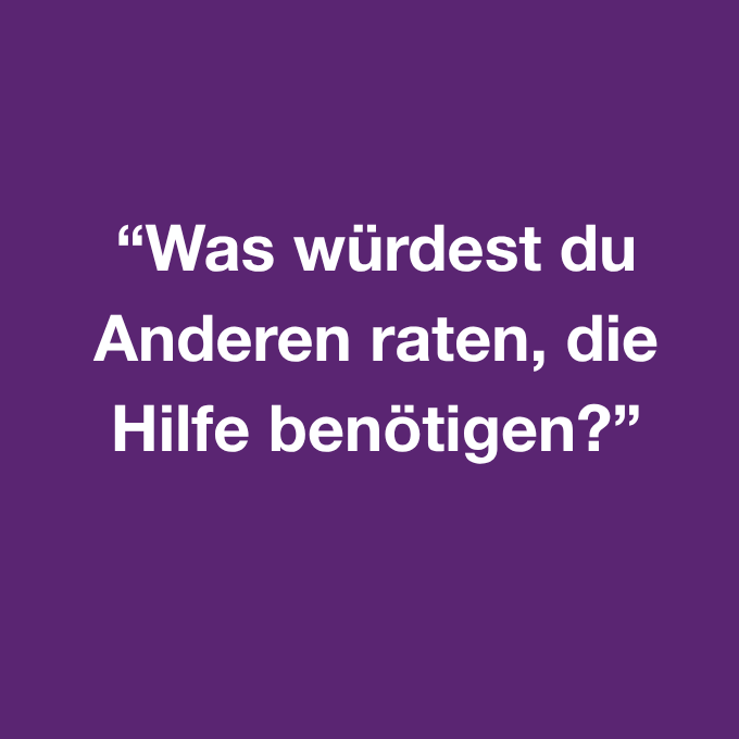 Grafik mit violettem Hintergrund und weißer Schrift. In der Mitte steht die Frage: „Was würdest du anderen raten, die Hilfe benötigen?“