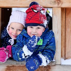 Kinder im Garten Schnee