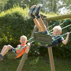 Kinder am schaukeln 