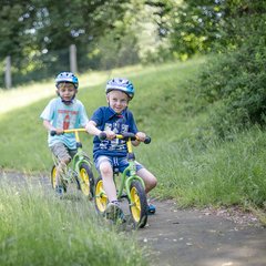 Kinder fahren Fahrrad 