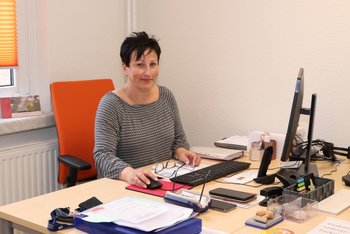 Frau Müller am Schreibtisch Quartiersmanagement