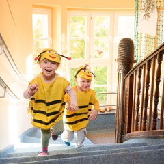 Kinder im Bienen Kostüm
