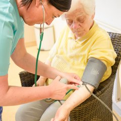 Blutdruck messen bei Senioren 