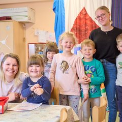 Spielend Kinder 