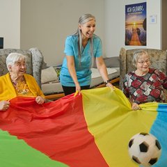 Spiel mit Ball und Schwungtuch