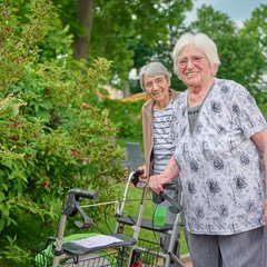 Senioren mit Rollator 