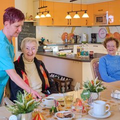 Senioren essen gemeinsame 